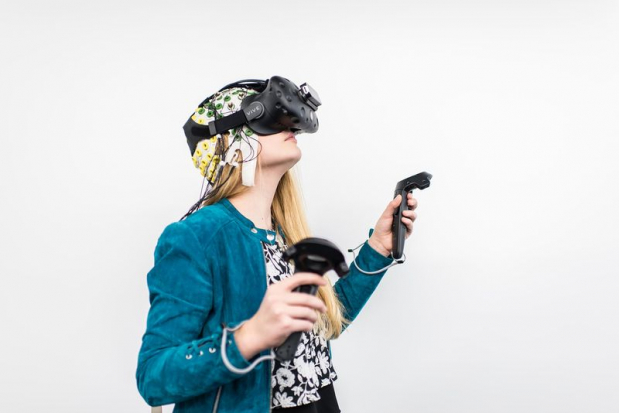 Annika mit Virtual-Reality-Brille
